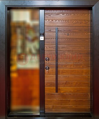 Коричневая входная дверь c МДФ панелью и стеклом ЧД-38 в частный дом в Ликино-Дулево