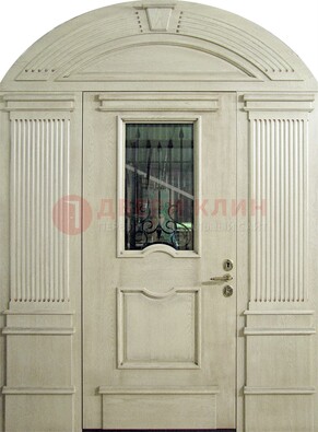 Белая входная дверь массив со стеклом и ковкой ДА-49 в Ликино-Дулево