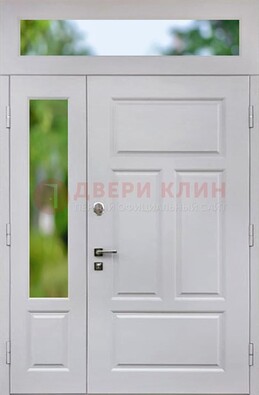 Белая полуторная железная дверь со стеклом и фрамугами ДФГ-10 в Ликино-Дулево