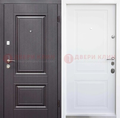 Темная входная дверь с белой МДФ внутри ДМ-238 в Ликино-Дулево