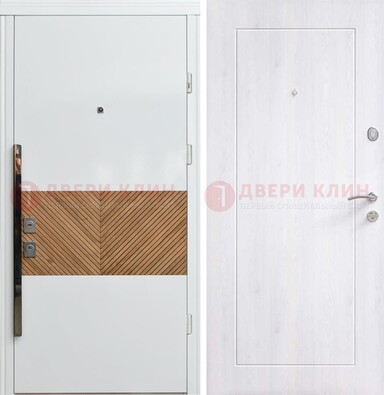 Белая железная дверь МДФ горизонтальной вставкой ДМ-265 в Ликино-Дулево