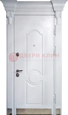 Белая металлическая дверь с массивом дуба для дома ДМД-59 в Дмитрове