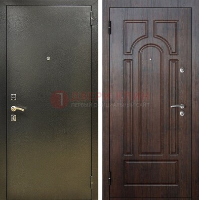 Железная темно-серая дверь с порошковым напылением и МДФ Тисненый орех ДП-275 в Ликино-Дулево