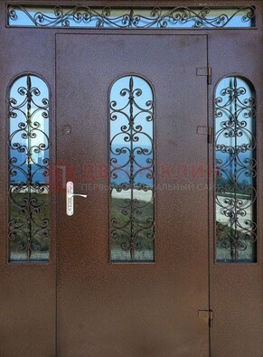 Железная парадная дверь со стеклом и ковкой ДПР-16 для общественных зданий в Ликино-Дулево
