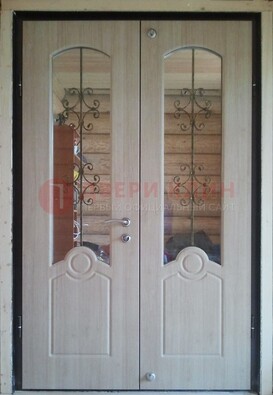 Парадная дверь со стеклянными вставками и ковкой ДПР-23 в деревянный дом в Ликино-Дулево