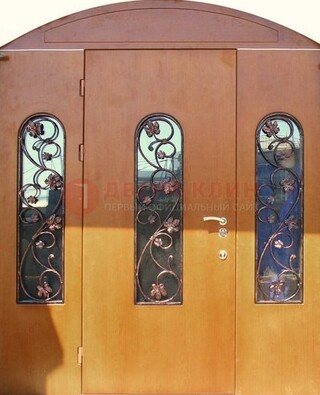 Парадная дверь со стеклянными вставками и ковкой ДПР-28 в общественное здание в Ликино-Дулево