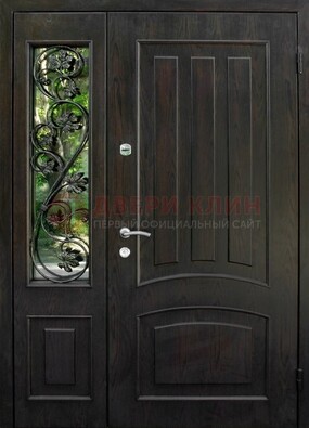 Парадная дверь со стеклянными вставками и ковкой ДПР-31 в кирпичный дом в Ликино-Дулево