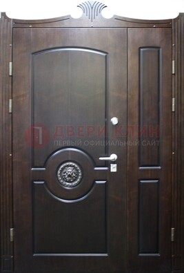 Коричневая парадная дверь с украшением ДПР-52 с утеплением в Ликино-Дулево