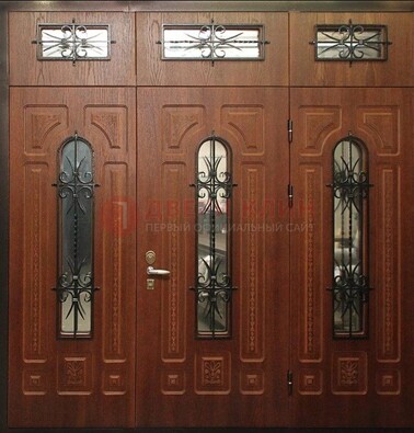 Парадная дверь с металлическими вставками и ковкой ДПР-72 в дом в Ликино-Дулево