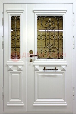 Белая парадная металлическая дверь со стеклом и ковкой ДПР-83 в Ликино-Дулево