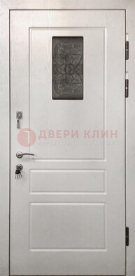 Белая железная дверь со стеклом и ковкой ДС-42 в Ликино-Дулево