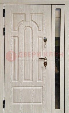 Белая металлическая дверь со стеклом ДС-68 в Ликино-Дулево