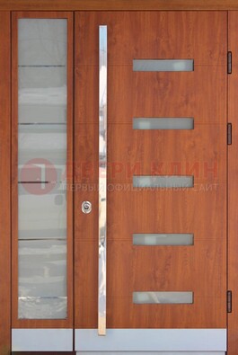Коричневая металлическая дверь со стеклом ДС-72 в Ликино-Дулево