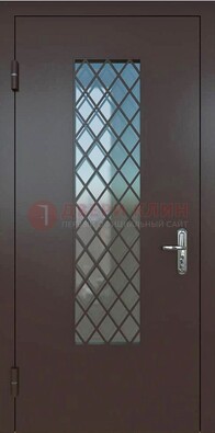 Темная металлическая дверь с решеткой и стеклом ДС-7 в Ликино-Дулево
