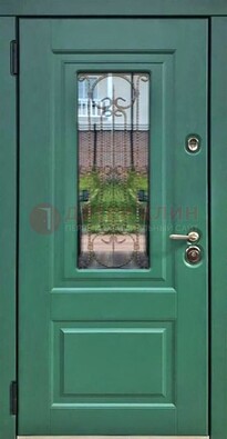 Зеленая металлическая дверь со стеклом и ковкой ДСК-113 в Ликино-Дулево