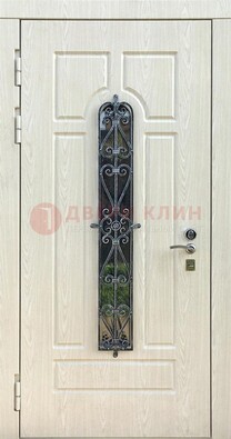 Светлая стальная дверь со стеклом и ковкой ДСК-118 в Ликино-Дулево