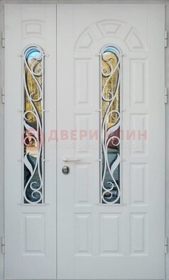 Распашная стальная дверь со стеклом и ковкой в белом цвете ДСК-120 в Хотьково