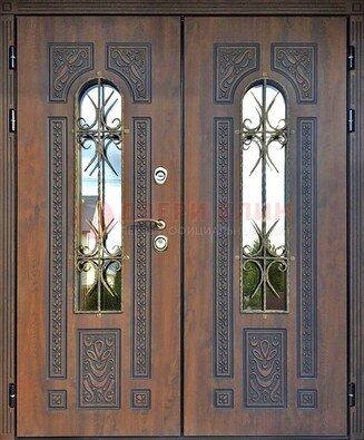 Двухстворчатая стальная дверь со стеклом и ковкой для дома ДСК-153 в Сергиевом Посаде