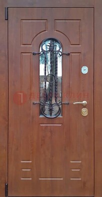 Темная железная дверь со стеклом и ковкой в коричневом цвете ДСК-154 в Ликино-Дулево