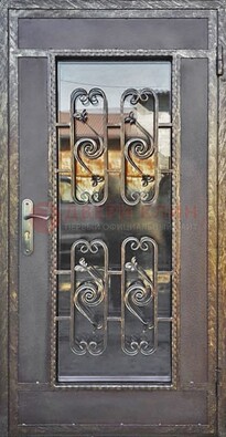 Коричневая наружная дверь порошок со стеклом и ковкой ДСК-160 в Ликино-Дулево