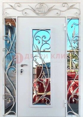 Белая входная дверь порошок со стеклом и ковкой ДСК-165 в Ликино-Дулево
