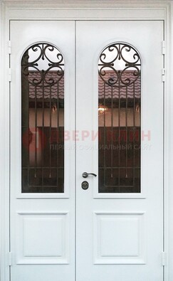 Белая стальная дверь стекло с ковкой и филенкой ДСК-201 в Ликино-Дулево
