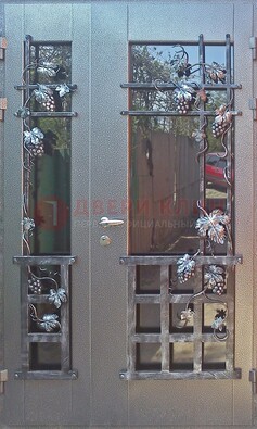 Распашная уличная дверь Порошок со стеклом и ковкой ДСК-221 в Ликино-Дулево