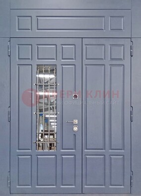 Серая двухстворчатая дверь Винорит со стеклом и ковкой ДСК-234 RAL 7024 в Ликино-Дулево