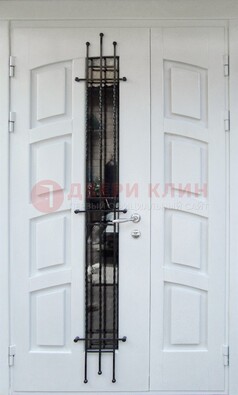 Белая полуторная стальная дверь с массивом для коттеджа ДСК-253 в Волхове