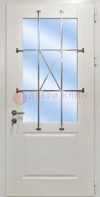 Белая простая железная дверь Винорит со стеклом и ковкой ДСК-257 в Ликино-Дулево