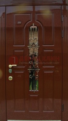 Красивая металлическая дверь со стеклом и ковкой ДСК-33 в Ликино-Дулево