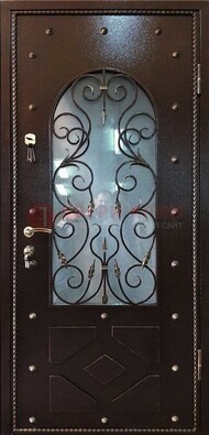 Влагостойкая дверь со стеклом и ковкой с декором ДСК-37 в Ликино-Дулево