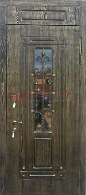 Зеленая входная дверь со стеклом и ковкой ДСК-67 в Ликино-Дулево