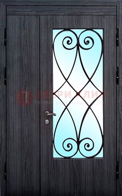 Стальная дверь со стеклом и ковкой ДСК-69 в деревянный дом в Ликино-Дулево
