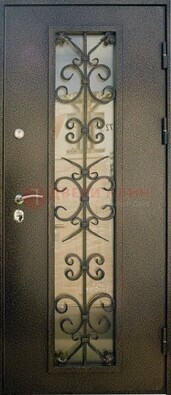 Входная дверь Дверь со стеклом и ковкой черного цвета ДСК-76 для веранды в Ликино-Дулево
