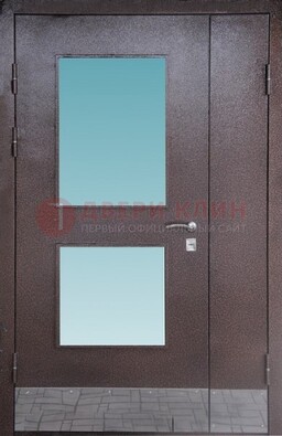 Коричневая тамбурная дверь со стеклянными вставками ДТМ-21 в Ликино-Дулево