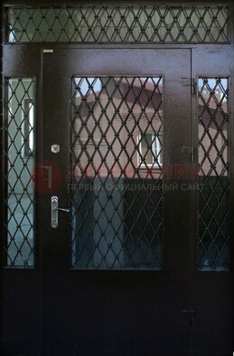 Коричневая тамбурная дверь со стеклянными вставками и ковкой ДТМ-32 в Ликино-Дулево