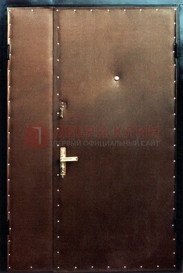 Коричневая тамбурная дверь с оформлением ДТМ-40 в Ликино-Дулево
