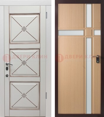 Белая уличная дверь с зеркальными вставками внутри ДЗ-94 в Новосибирске
