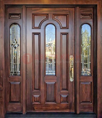 Железная классическая дверь с массивом дуба и витражом ВЖ-18 в Ликино-Дулево