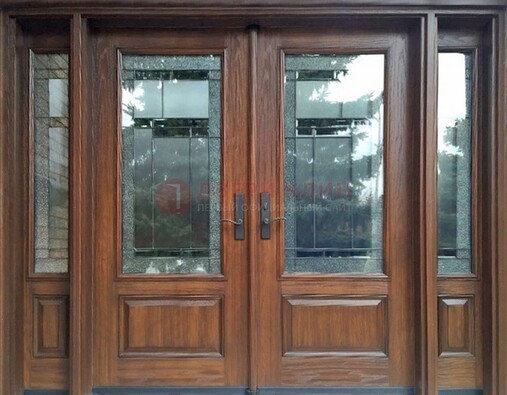 Распашная стальная дверь с массивом с витражом и фрамугами ВЖ-21 в Ликино-Дулево