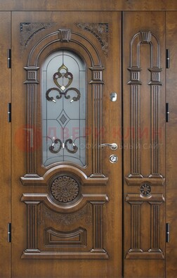 Коричневая двухстворчатая железная дверь с МДФ и витражом ВЖ-32 в Ликино-Дулево