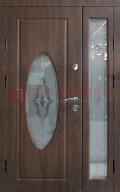 Коричневая двухстворчатая железная дверь с МДФ и витражом ВЖ-33 в Ликино-Дулево